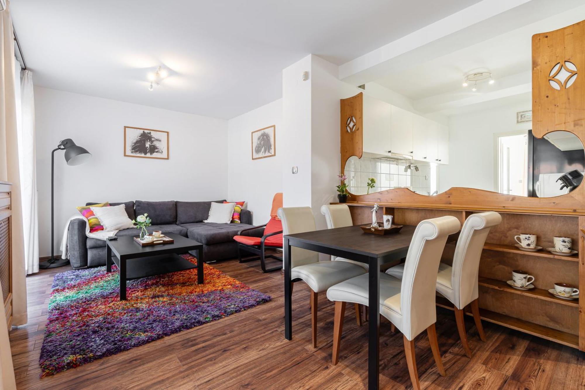 Molly's - 2 Bdrms, Terrace, Parking Apartment