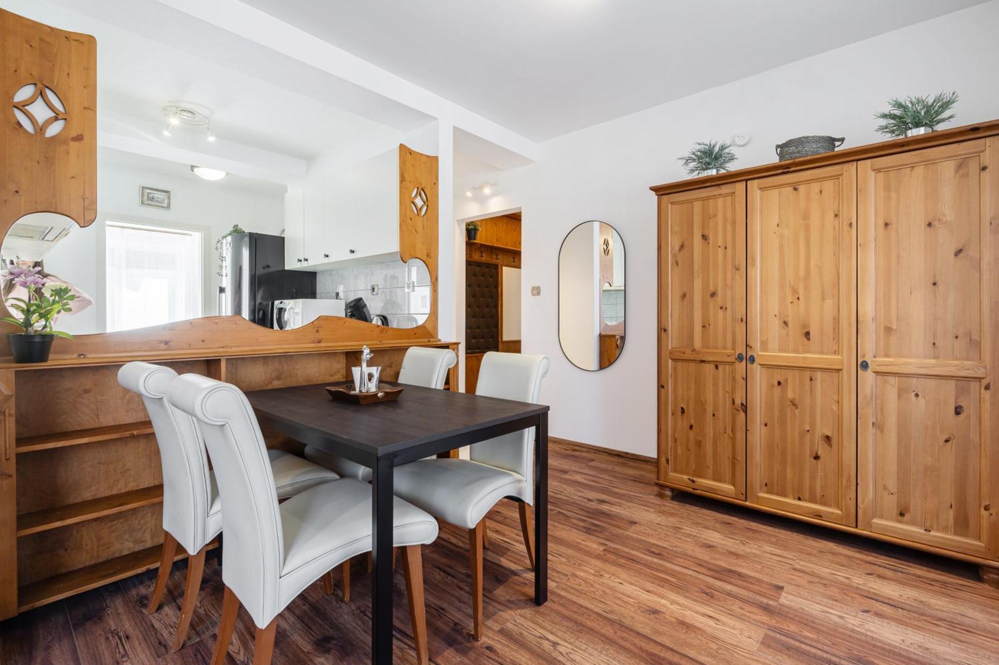 Molly's - 2 Bdrms, Terrace, Parking Apartment