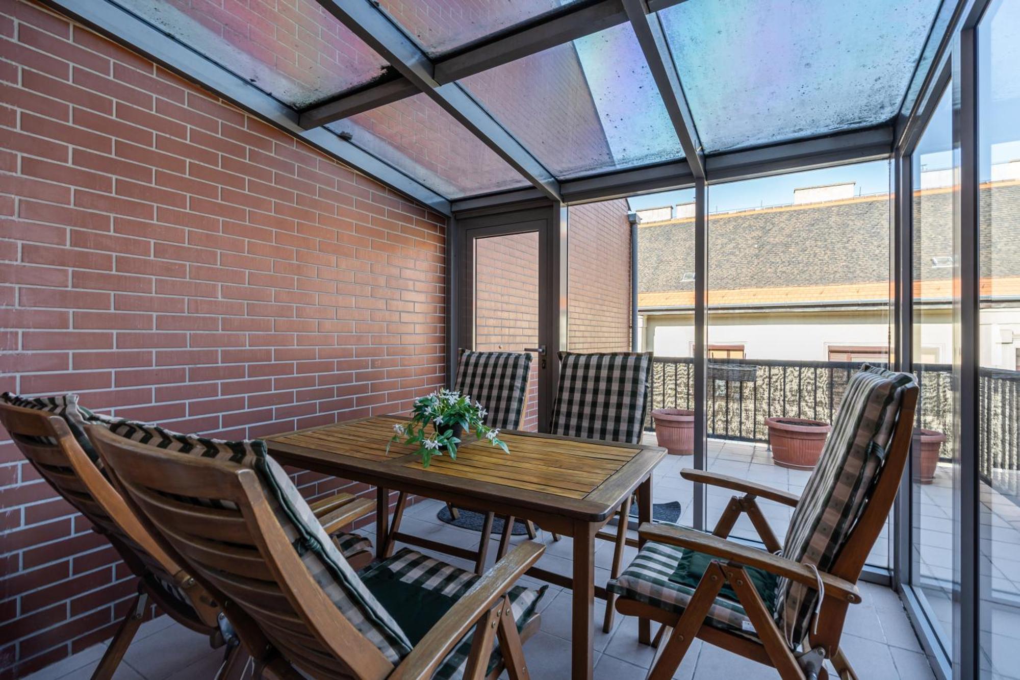 Molly's - 2 Bdrms, Terrace, Parking Apartment Budapest
